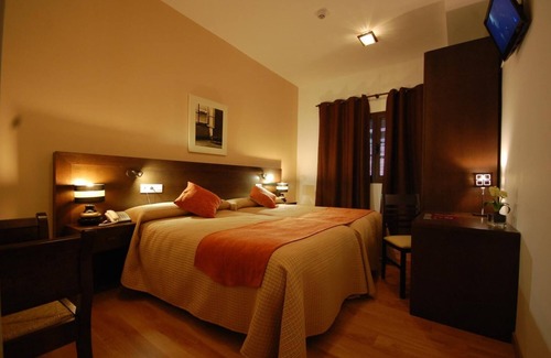 Priego de Cordoba Hotel | Welcoming Hospedería San Francisco with Spa and Dining Options