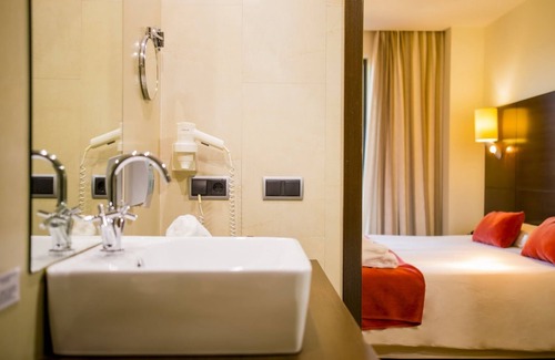 Talayuela Hotel | Relax at Hospedium Valles de Gredos with Spa and Pool