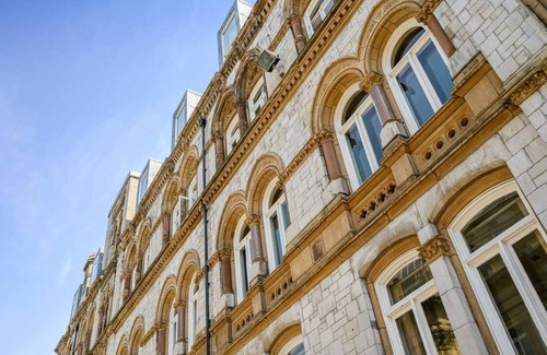 St George's Quarter Apartment | Comfortable Host Apartments Near Queen Square with Breakfast