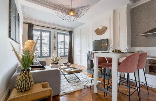Griffon - Royale Apartment | Elegant Host Inn Lyon: Luxe Apartment with Jacuzzi Access
