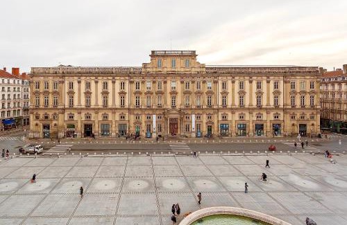 Griffon - Royale Apartment | Elegant Host Inn Lyon: Luxe Apartment with Jacuzzi Access
