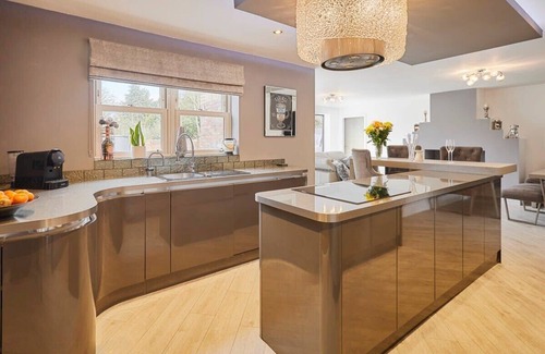 Arnold House | Experience Casa Feliz: Family-Friendly Retreat with Spa