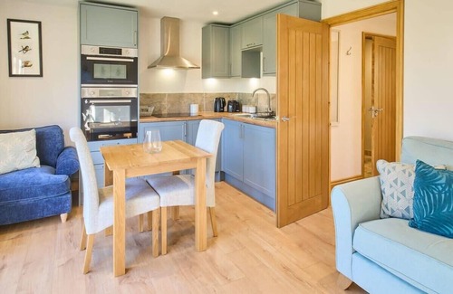 Aldington Ski Chalet | Discover Cobnut Barn: Cozy Retreat with Breakfast Included