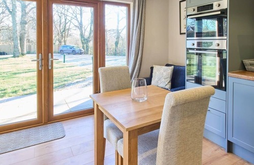 Aldington Ski Chalet | Discover Cobnut Barn: Cozy Retreat with Breakfast Included