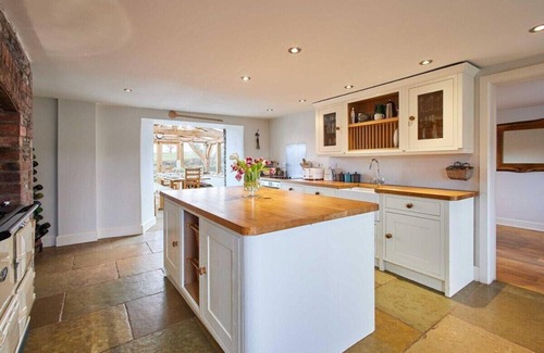 Llanfihangel Tal-y-llyn House | Coed Farm Retreat: Family-Friendly Getaway with Spa & Hot Tub
