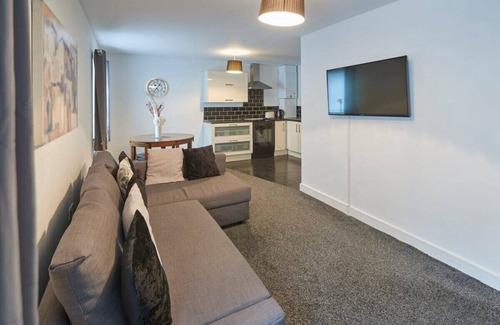 Skinningrove Apartment | Cozy Cove Hideaway: Pet-Friendly Oceanfront Retreat