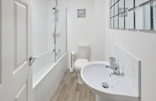 Skinningrove Apartment | Cozy Cove Hideaway: Pet-Friendly Oceanfront Retreat