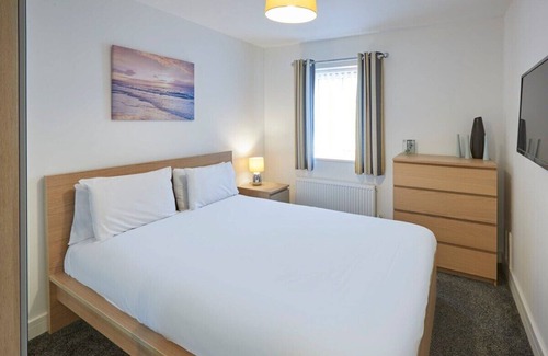 Skinningrove Apartment | Cozy Cove Hideaway: Pet-Friendly Oceanfront Retreat