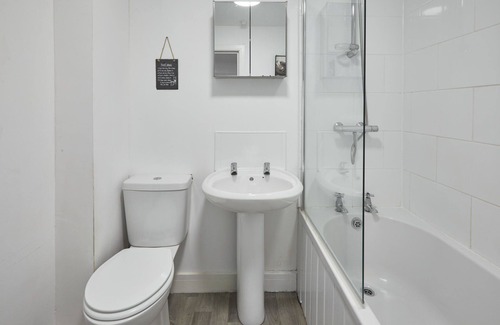 Skinningrove Apartment | Experience Driftwood: Family-Friendly Getaway Awaits!