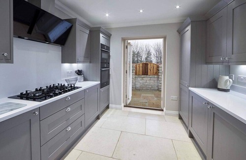 Guisborough House | Discover Lowcross Cottage: Guest Rated 10/10 with Breakfast