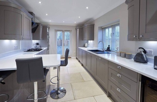 Guisborough House | Discover Lowcross Cottage: Guest Rated 10/10 with Breakfast