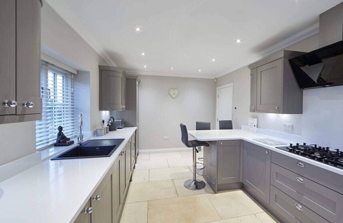 Guisborough House | Discover Lowcross Cottage: Guest Rated 10/10 with Breakfast