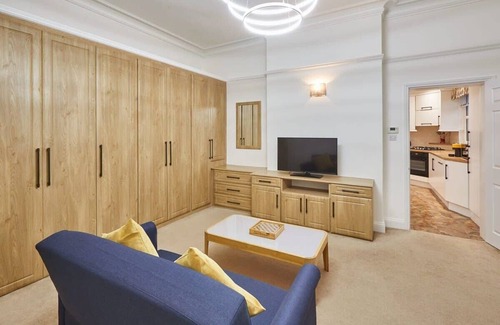 Staines Apartment | Thamesview: Family-Friendly Stay with Breakfast & Pet Access