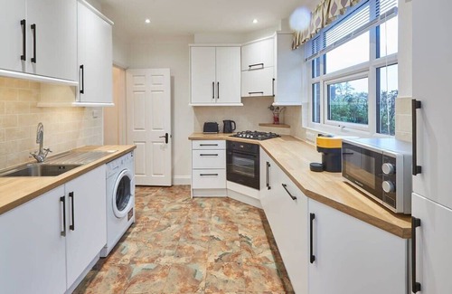 Staines Apartment | Thamesview: Family-Friendly Stay with Breakfast & Pet Access