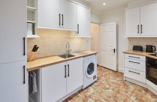 Staines Apartment | Thamesview: Family-Friendly Stay with Breakfast & Pet Access