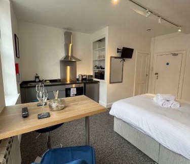 Pontrilas Apartment | Budget-Friendly Stay at Guest Homes - Hills Apartments