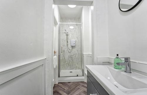 Pontrilas Apartment | Budget-Friendly Stay at Guest Homes - Hills Apartments