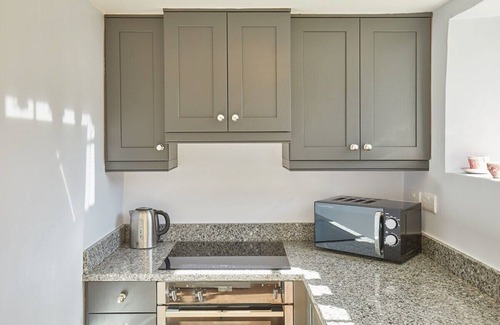 Lockton House | Perfect Getaway at Holmlea Cottage with Breakfast & Kitchen