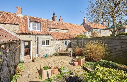 Lockton House | Perfect Getaway at Holmlea Cottage with Breakfast & Kitchen