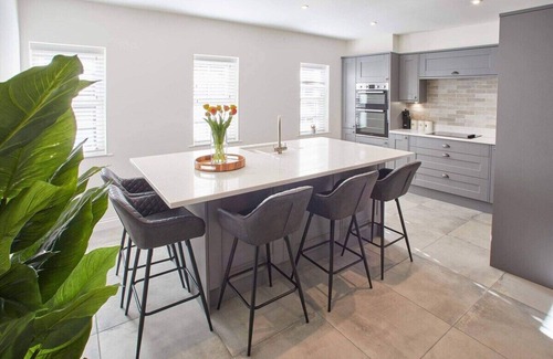 Whitby House | Enjoy Family-Friendly Stays at Lemonade Arch Hotel