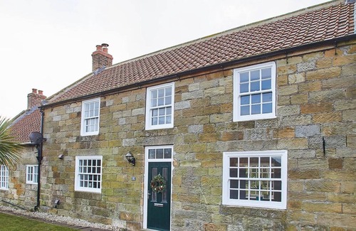 Lythe House | Inviting Host Stay Middle Farmhouse with Family-Friendly Amenities