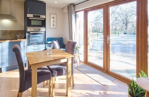 Aldington Ski Chalet | Cozy Retreat at Host & Stay | Oak Barn with Breakfast
