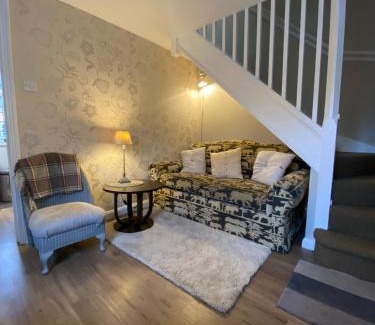 Sherington House | Cozy 1 Bedroom Cottage Style Maisonette - Family Friendly