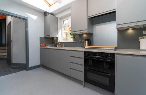 Brighton City Centre Apartment | Top-Rated Maisonette with Terrace near Brighton Station