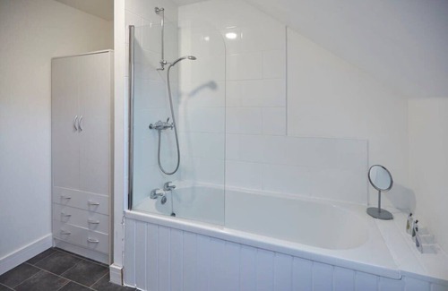 Skinningrove Apartment | Cozy Retreat at Sea Breeze | Oceanfront Family Getaway