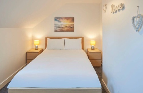 Skinningrove Apartment | Cozy Retreat at Sea Breeze | Oceanfront Family Getaway