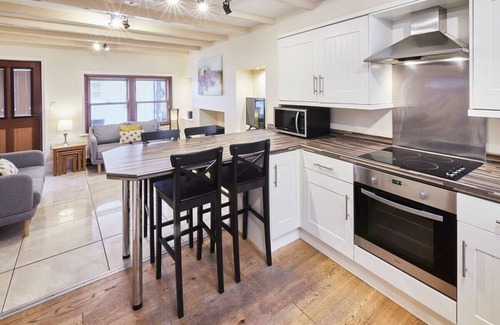 Staithes House | Cozy Retreat at Sea Haven with Oceanfront Views