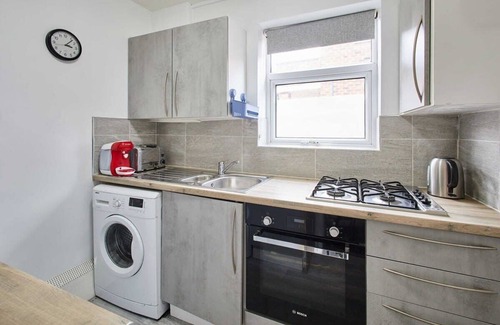 Burton Joyce Apartment | Discover Shaftsbury: Family-Friendly Stay with Breakfast