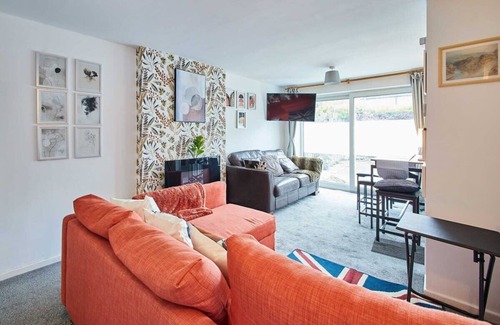 Burton Joyce Apartment | Discover Shaftsbury: Family-Friendly Stay with Breakfast