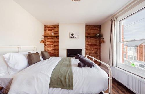 Ipswich House | Family-Friendly Retreat at Sherrington Road Guest Homes