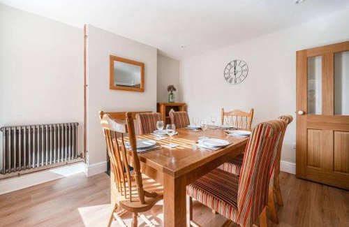 Ipswich House | Family-Friendly Retreat at Sherrington Road Guest Homes