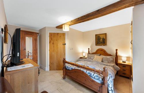 Litton House | Experience Comfort at The Barn - Upper Farm, 4-Star Retreat
