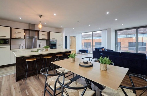 Chinatown Apartment | Explore The Knight Street Penthouse II: Family-Friendly Stay