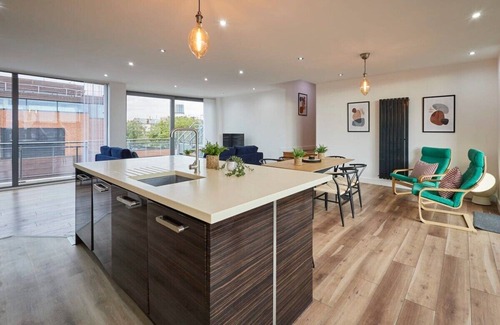 Chinatown Apartment | Explore The Knight Street Penthouse II: Family-Friendly Stay