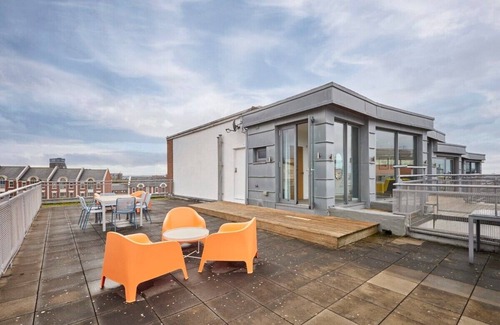 Chinatown Apartment | Explore The Knight Street Penthouse II: Family-Friendly Stay