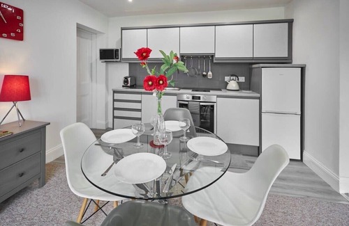 Bedlington Apartment | Discover The Paddock: Family-Friendly Stay with Breakfast