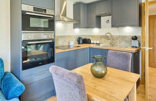Aldington Ski Chalet | Discover Willow Barn: Family-Friendly Stay with Breakfast