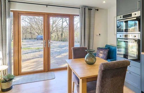 Aldington Ski Chalet | Discover Willow Barn: Family-Friendly Stay with Breakfast