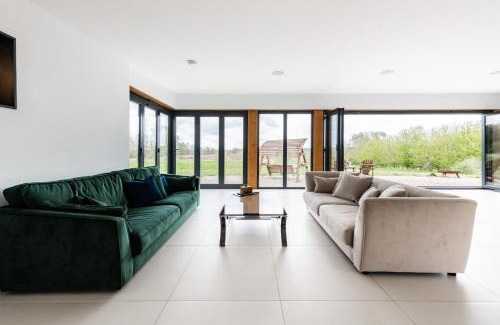 Haddiscoe House | Family-Friendly Getaway at Willow Barn - Rated 9/10