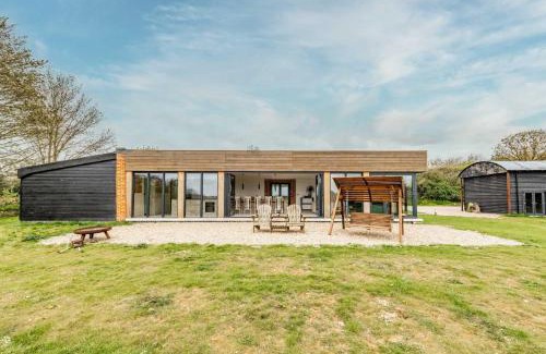 Haddiscoe House | Family-Friendly Getaway at Willow Barn - Rated 9/10