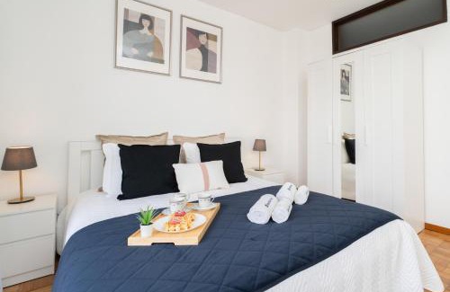 Mafamude Apartment | Bright House with Terrace & BBQ for Family Getaways