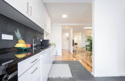 Espinho Apartment | Inviting Flat with Terrace & Ocean View, Steps from Beach