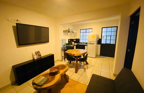 Zona 13 Hostel | Discover Comfort at Hostal 17-52 with Spa & Restaurant