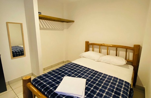 Zona 13 Hostel | Discover Comfort at Hostal 17-52 with Spa & Restaurant