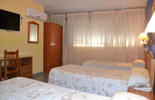 Distrito Centro-Casco-Antiguo House | Budget-Friendly Stay at Hostal Al-Qazeres with Breakfast