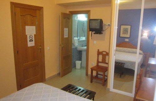 Distrito Centro-Casco-Antiguo House | Budget-Friendly Stay at Hostal Al-Qazeres with Breakfast